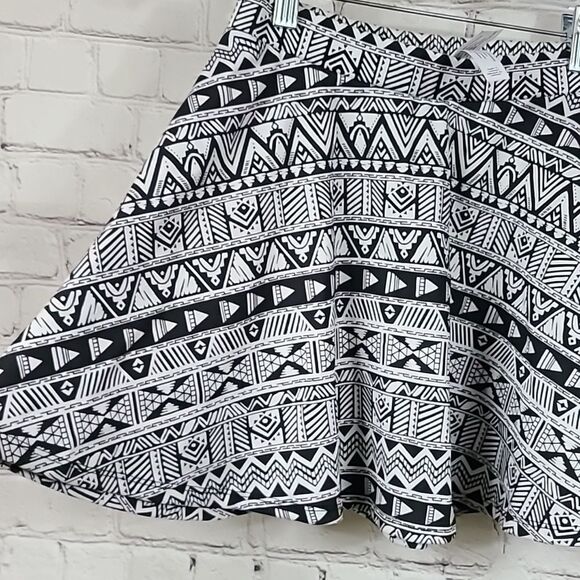 Aeropostale Skater Mini Skirt Black White Aztec Tribal Print XS Ponte Stretch - Picture 2 of 6